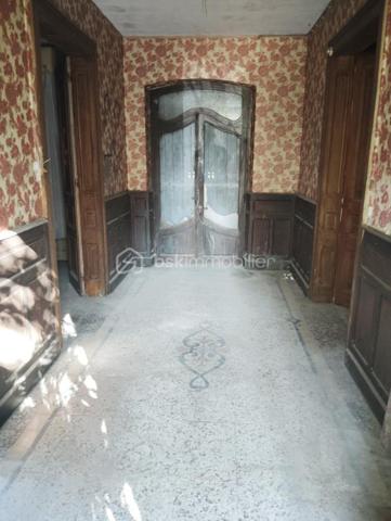 Au centre de Carmaux, grande maison de maître avec plusieurs dépendances situées sur une parcelle de 7 600 m2.
Avec environ 700 m2 de constructions implantés au sol et le tout sur 2 niveaux avec une cour intérieure de 140 m2, ce bien est idéal pour la création d'environ une quinzaine de logements ou bien la création de bureaux d'entreprise, de cabinets médicaux...etc.
Une sortie à l'arrière donne sur une autre avenue avec possibilité de détacher la parcelle pour y créer commerces, entrepôts ...etc.
De gros travaux sont à prévoir mais le bien possède un très gros potentiel, unique à cet endroit.