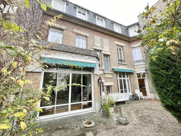 maison 11 pièces avec jardin et garage.