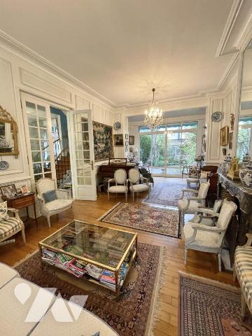 maison 11 pièces avec jardin et garage.