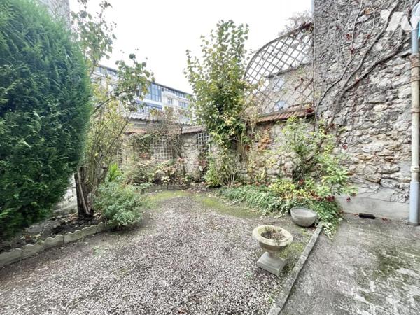 maison 11 pièces avec jardin et garage.