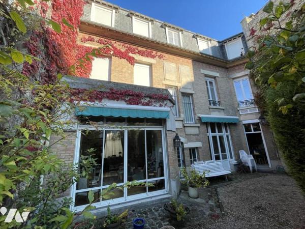 maison 11 pièces avec jardin et garage.