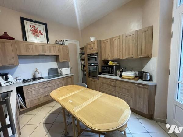 maison 11 pièces avec jardin et garage.