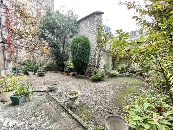 maison 11 pièces avec jardin et garage.