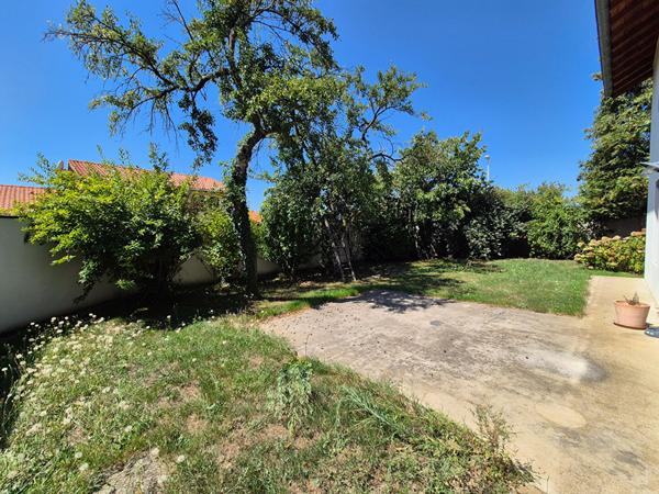 Maison spacieuse à vendre à Péronnas - 5 chambres et jardin