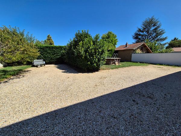 Maison spacieuse à vendre à Péronnas - 5 chambres et jardin