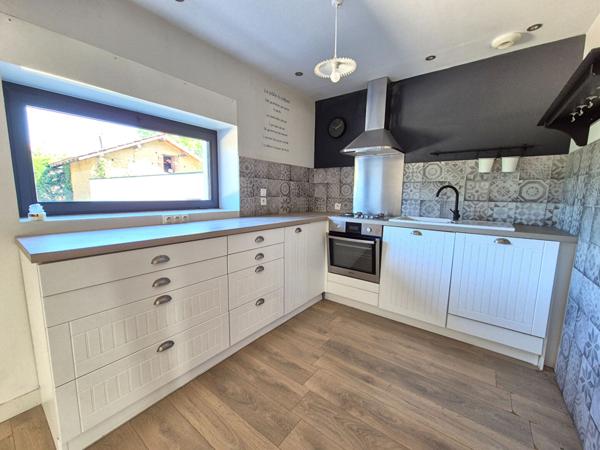 Maison spacieuse à vendre à Péronnas - 5 chambres et jardin