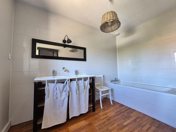 Maison spacieuse à vendre à Péronnas - 5 chambres et jardin