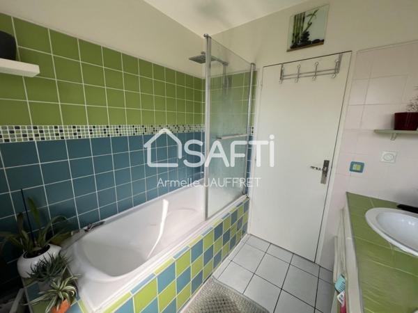 Quartier résidentiel maison non mitoyenne sur ssol