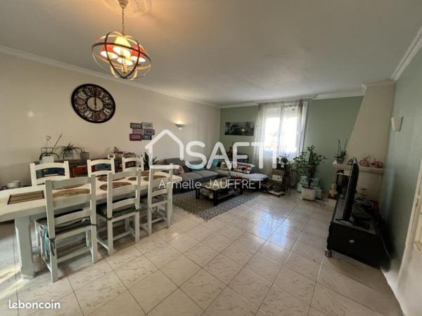 Quartier résidentiel maison non mitoyenne sur ssol