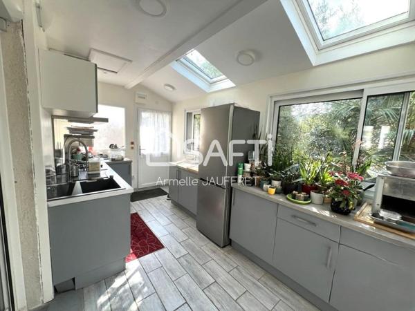 Quartier résidentiel maison non mitoyenne sur ssol