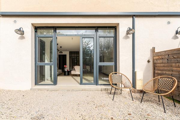 Appartement type loft rénové contemporain avec jardin privatif
