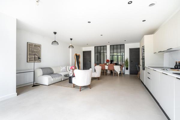 Appartement type loft rénové contemporain avec jardin privatif