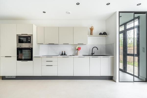Appartement type loft rénové contemporain avec jardin privatif