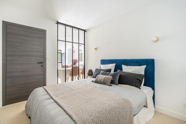 Appartement type loft rénové contemporain avec jardin privatif