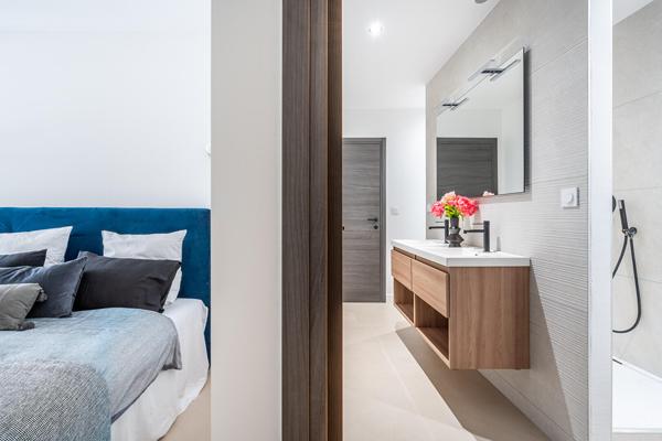 Appartement type loft rénové contemporain avec jardin privatif