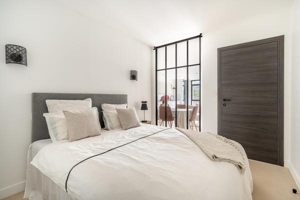 Appartement type loft rénové contemporain avec jardin privatif