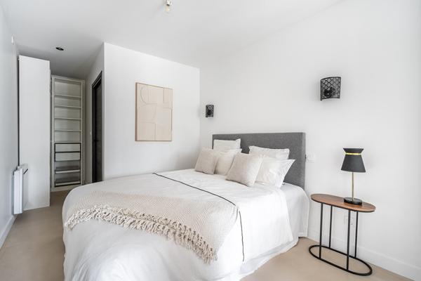Appartement type loft rénové contemporain avec jardin privatif