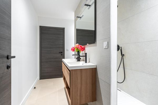 Appartement type loft rénové contemporain avec jardin privatif