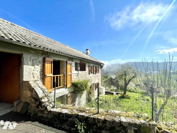 VENTE : CHARME AUTHENTIQUE EN LOZÈRE – CORPS DE FERME RÉNOVÉ AVEC VUE SUR LA MARGERIDE