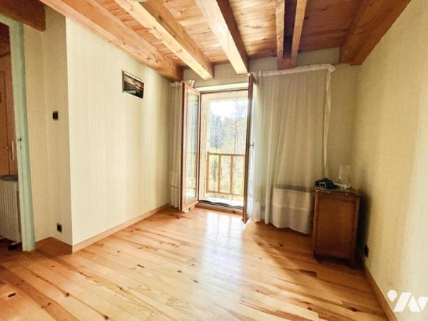 VENTE : CHARME AUTHENTIQUE EN LOZÈRE – CORPS DE FERME RÉNOVÉ AVEC VUE SUR LA MARGERIDE