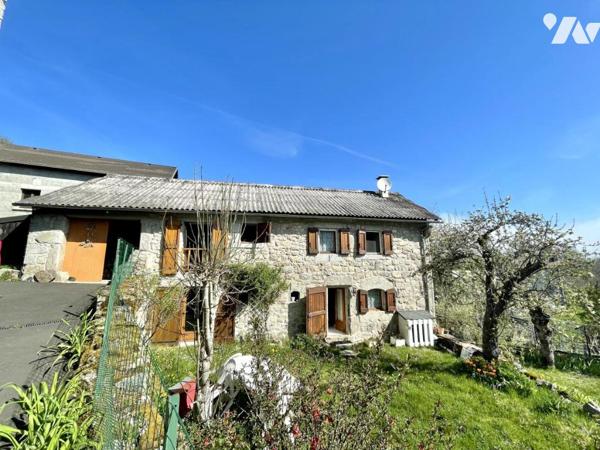 VENTE : CHARME AUTHENTIQUE EN LOZÈRE – CORPS DE FERME RÉNOVÉ AVEC VUE SUR LA MARGERIDE