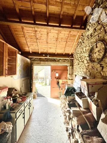 VENTE : CHARME AUTHENTIQUE EN LOZÈRE – CORPS DE FERME RÉNOVÉ AVEC VUE SUR LA MARGERIDE