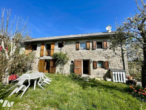 VENTE : CHARME AUTHENTIQUE EN LOZÈRE – CORPS DE FERME RÉNOVÉ AVEC VUE SUR LA MARGERIDE