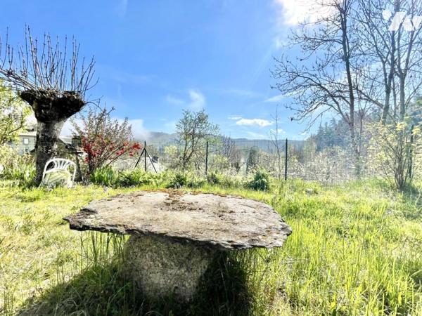 VENTE : CHARME AUTHENTIQUE EN LOZÈRE – CORPS DE FERME RÉNOVÉ AVEC VUE SUR LA MARGERIDE