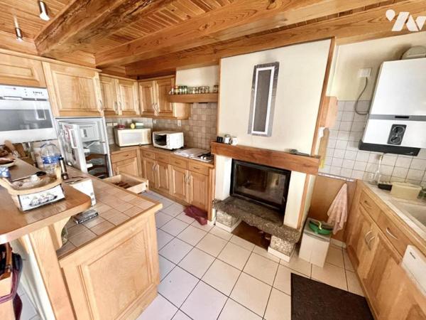 VENTE : CHARME AUTHENTIQUE EN LOZÈRE – CORPS DE FERME RÉNOVÉ AVEC VUE SUR LA MARGERIDE
