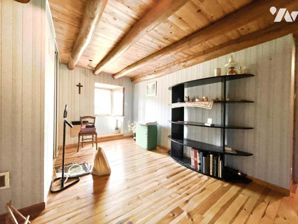 VENTE : CHARME AUTHENTIQUE EN LOZÈRE – CORPS DE FERME RÉNOVÉ AVEC VUE SUR LA MARGERIDE