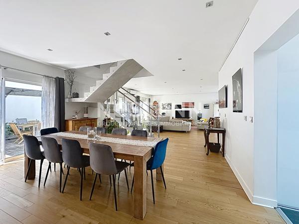 Grande maison d'exception 5 pièces 4 chambres avec piscine et terrasses - 69500 BRON