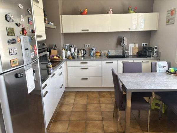 Maison avec 4 chambres et 2 sdb's, Grand sous sol. Jardin 2212 m2