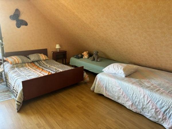 Maison avec 4 chambres et 2 sdb's, Grand sous sol. Jardin 2212 m2