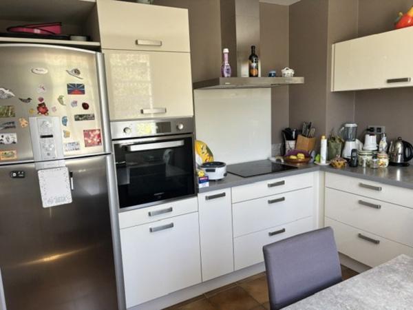 Maison avec 4 chambres et 2 sdb's, Grand sous sol. Jardin 2212 m2