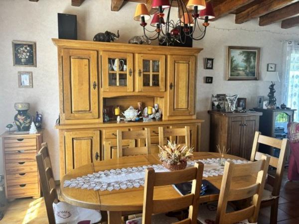 Maison avec 4 chambres et 2 sdb's, Grand sous sol. Jardin 2212 m2