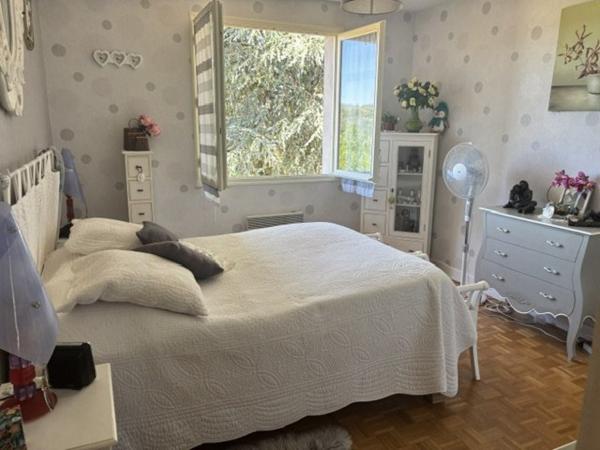 Maison avec 4 chambres et 2 sdb's, Grand sous sol. Jardin 2212 m2