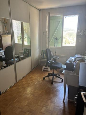 Maison avec 4 chambres et 2 sdb's, Grand sous sol. Jardin 2212 m2