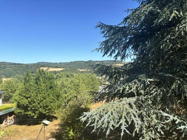 Maison avec 4 chambres et 2 sdb's, Grand sous sol. Jardin 2212 m2
