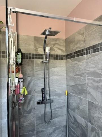 Maison avec 4 chambres et 2 sdb's, Grand sous sol. Jardin 2212 m2