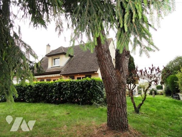 ESSOMES SUR MARNE - Pavillon sur sous-sol total de type 6 avec 4 chambres, terrain.