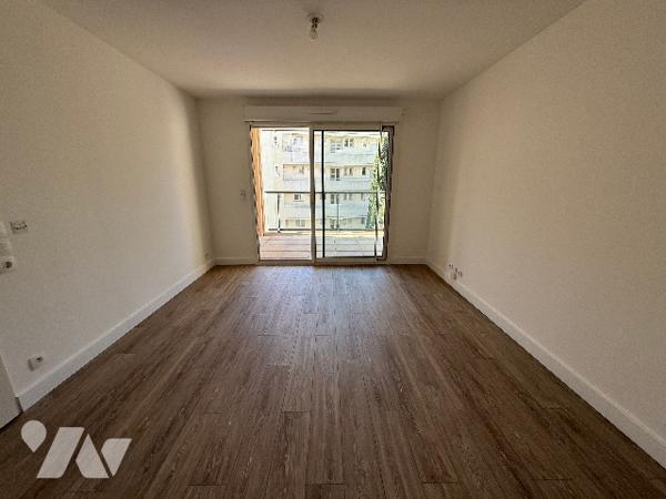 2 pièces entièrement rénové au cœur de Juan les Pins à 100M des Plages avec un parking