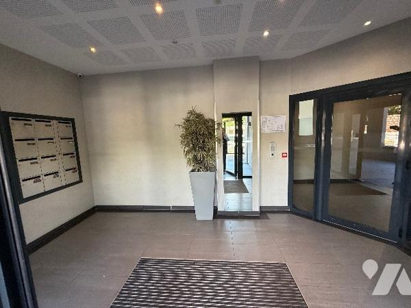 2 pièces entièrement rénové au cœur de Juan les Pins à 100M des Plages avec un parking