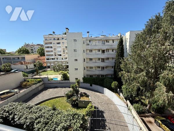 2 pièces entièrement rénové au cœur de Juan les Pins à 100M des Plages avec un parking