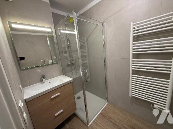 2 pièces entièrement rénové au cœur de Juan les Pins à 100M des Plages avec un parking