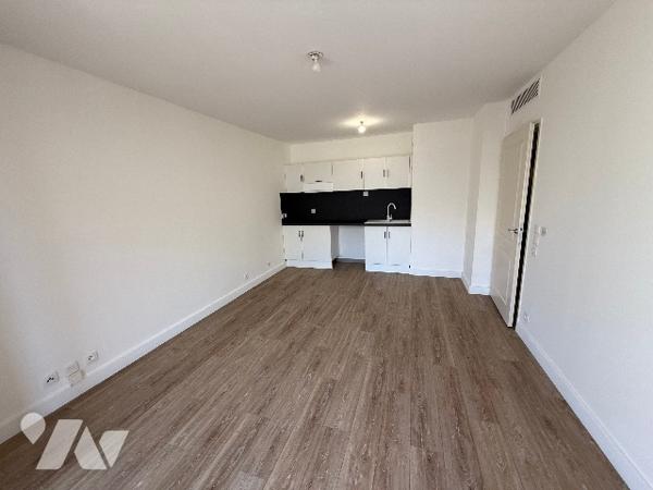 2 pièces entièrement rénové au cœur de Juan les Pins à 100M des Plages avec un parking