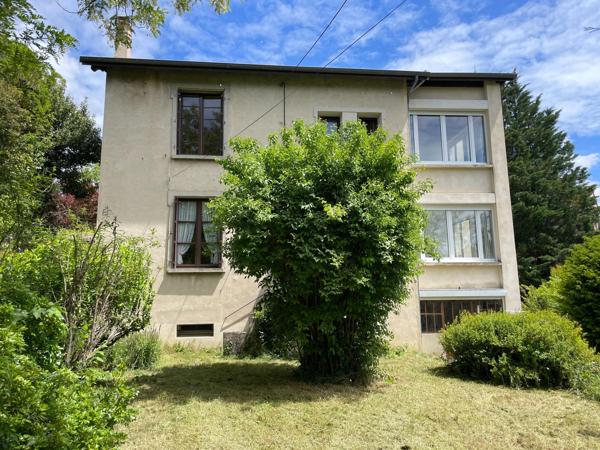 À deux pas du centre de Dieulefit, découvrez cette maison des années 40 offrant un fort potentiel, implantée sur un agréable terrain de 1 421 m² bien exposé sud / sud-ouest.