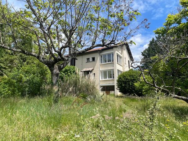 À deux pas du centre de Dieulefit, découvrez cette maison des années 40 offrant un fort potentiel, implantée sur un agréable terrain de 1 421 m² bien exposé sud / sud-ouest.