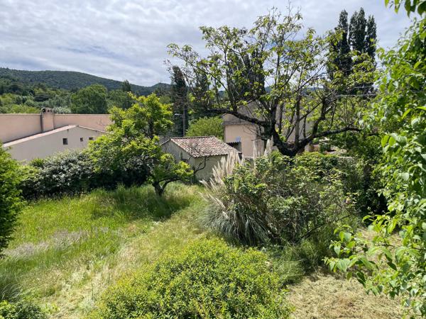 À deux pas du centre de Dieulefit, découvrez cette maison des années 40 offrant un fort potentiel, implantée sur un agréable terrain de 1 421 m² bien exposé sud / sud-ouest.