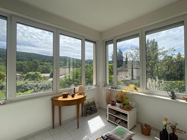 À deux pas du centre de Dieulefit, découvrez cette maison des années 40 offrant un fort potentiel, implantée sur un agréable terrain de 1 421 m² bien exposé sud / sud-ouest.