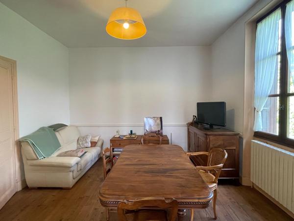 À deux pas du centre de Dieulefit, découvrez cette maison des années 40 offrant un fort potentiel, implantée sur un agréable terrain de 1 421 m² bien exposé sud / sud-ouest.